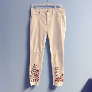 Embroidered and distressed jeans 💕